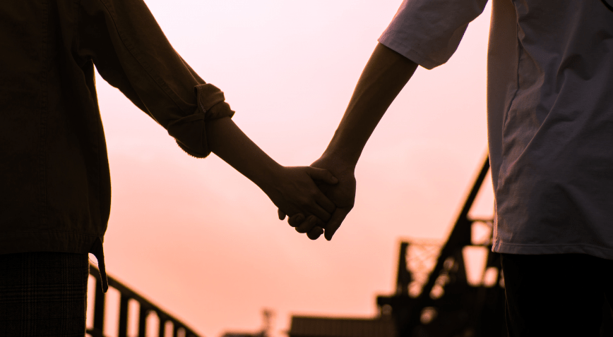 Nằm mơ thấy người yêu cũ nắm tay mình: Ý nghĩa và giải mã